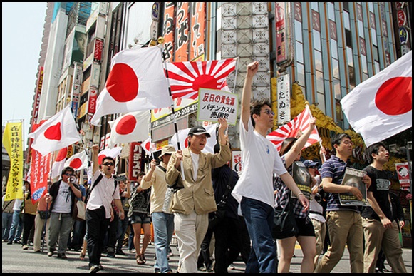 右翼的な企業、靖国神社で反天連との闘争、芸能人、安倍と日本会議